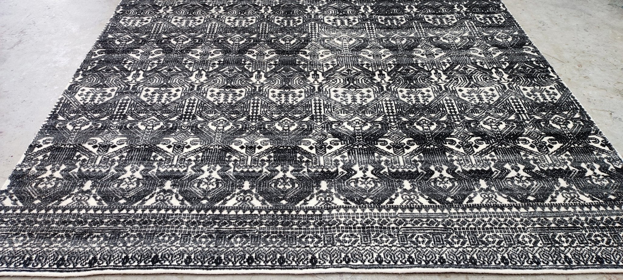 Seymore Butts 8x10 Hand-Knotted Dark Grey & Ivory High Low | Banana Manor Rug Factory Outlet