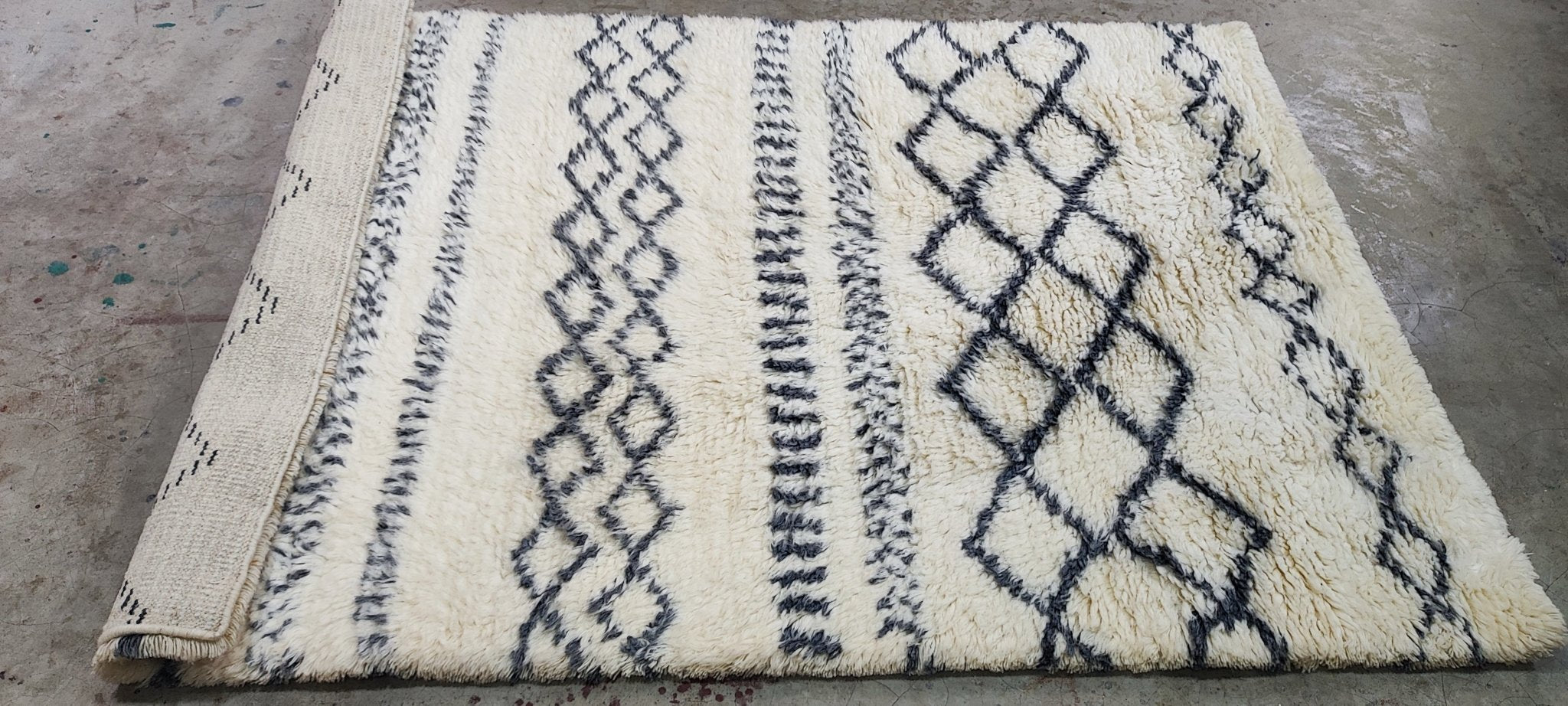 Shane Cortese Hand-Knotted Ivory and Black Moroccan Style 5.9x8 | Banana Manor Rug Company