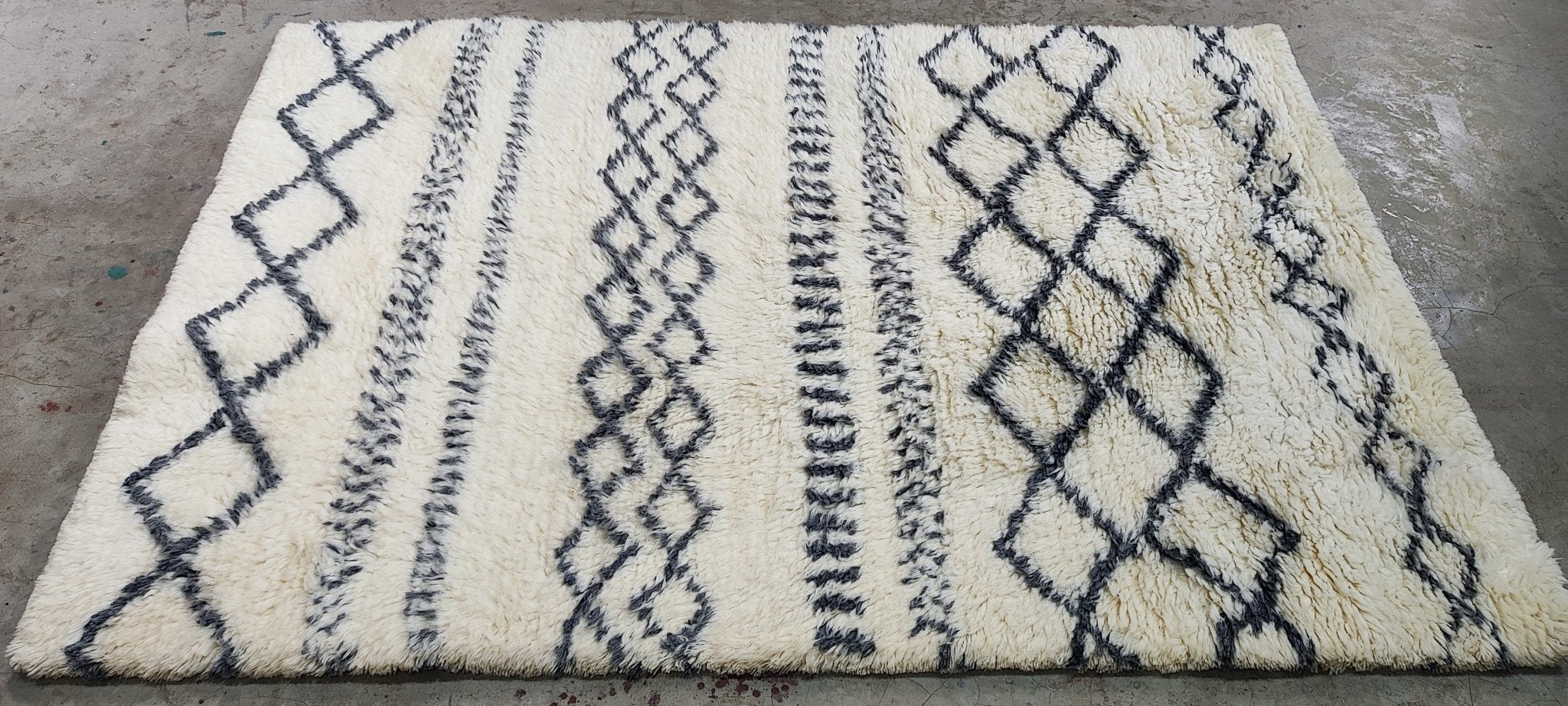 Shane Cortese Hand-Knotted Ivory and Black Moroccan Style 5.9x8 | Banana Manor Rug Company