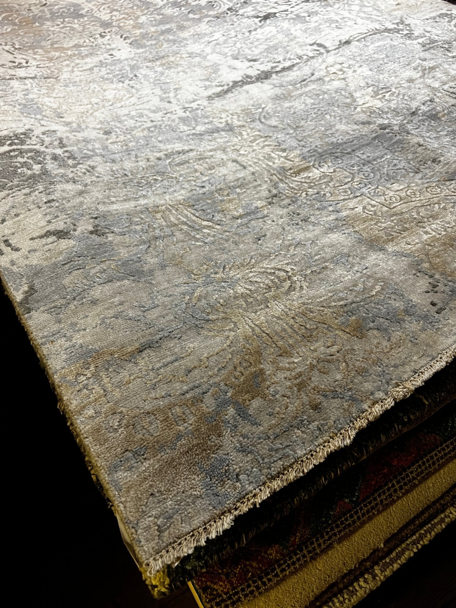 Sierra 5.3x7.9 Silver and Grey Hand-Knotted Abstract Rug | Banana Manor Rug Company