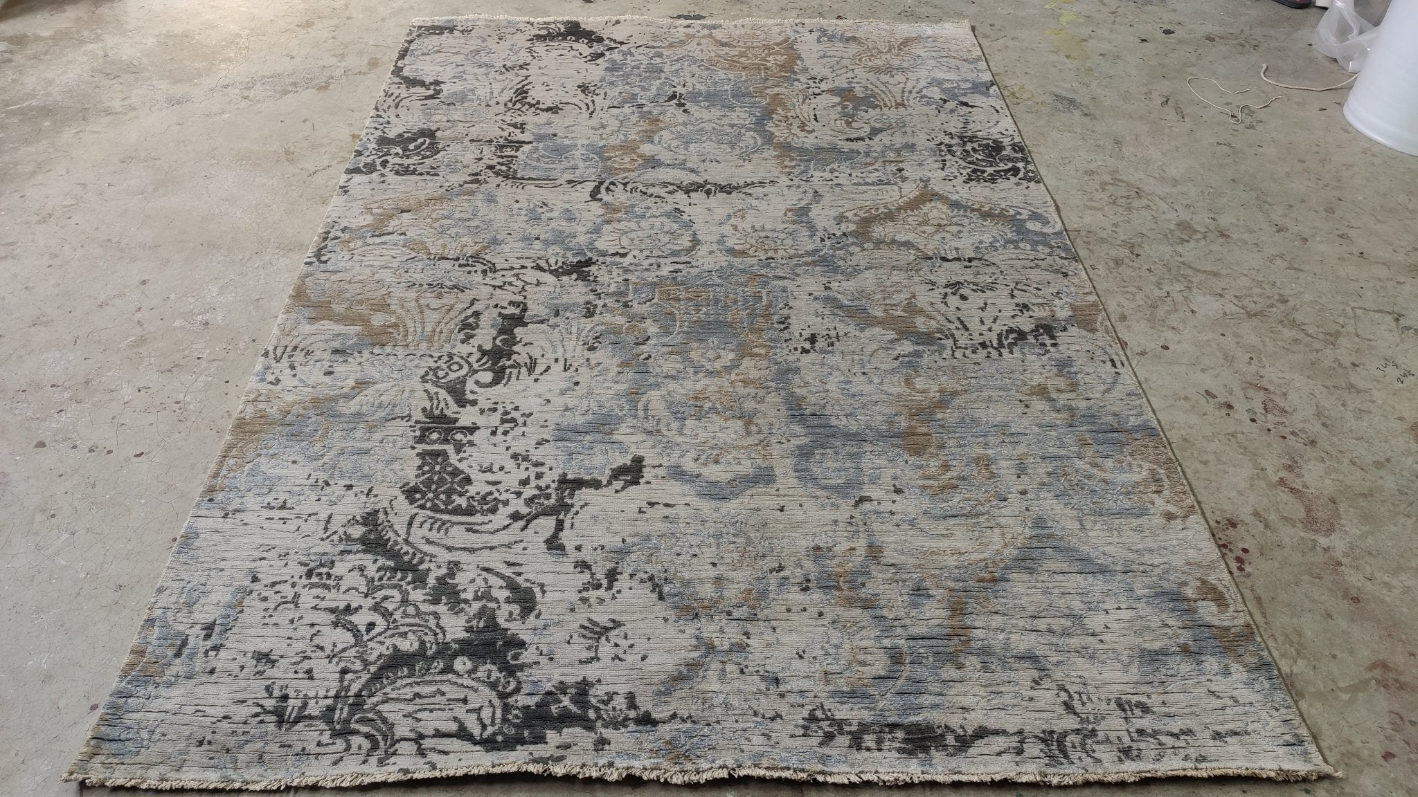 Sierra 5.3x7.9 Silver and Grey Hand-Knotted Abstract Rug | Banana Manor Rug Company