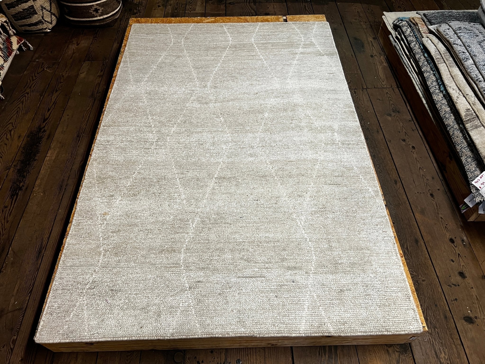 Strata 5x7.6 Hand-Knotted Silver and White Viscose Rug | Banana Manor Rug Factory Outlet
