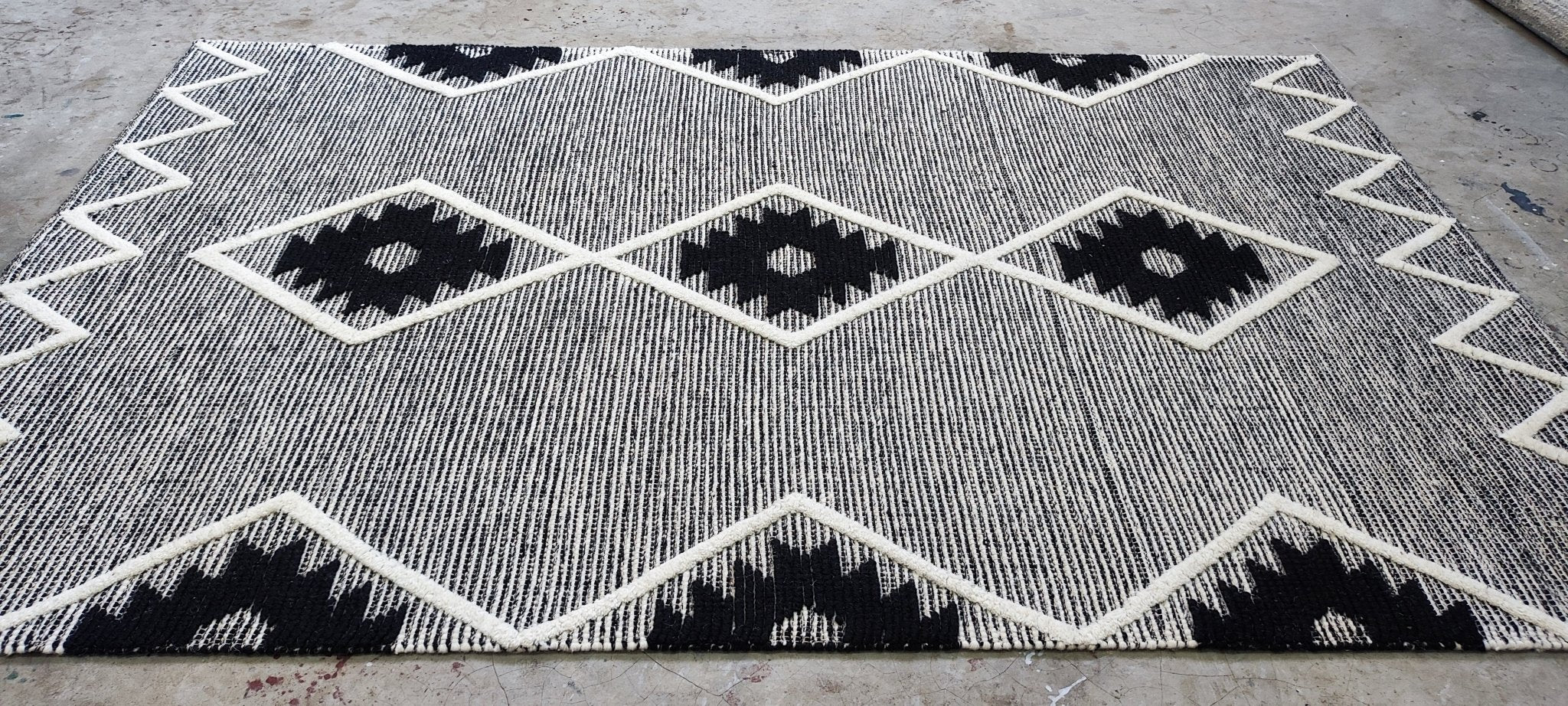 Sukeban 5x8 Handwoven Ivory & Black Modern | Banana Manor Rug Factory Outlet