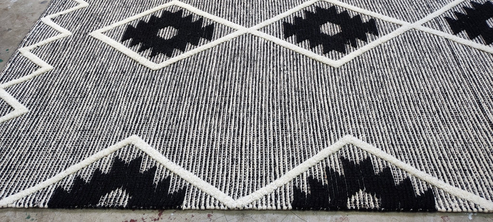 Sukeban 5x8 Handwoven Ivory & Black Modern | Banana Manor Rug Factory Outlet