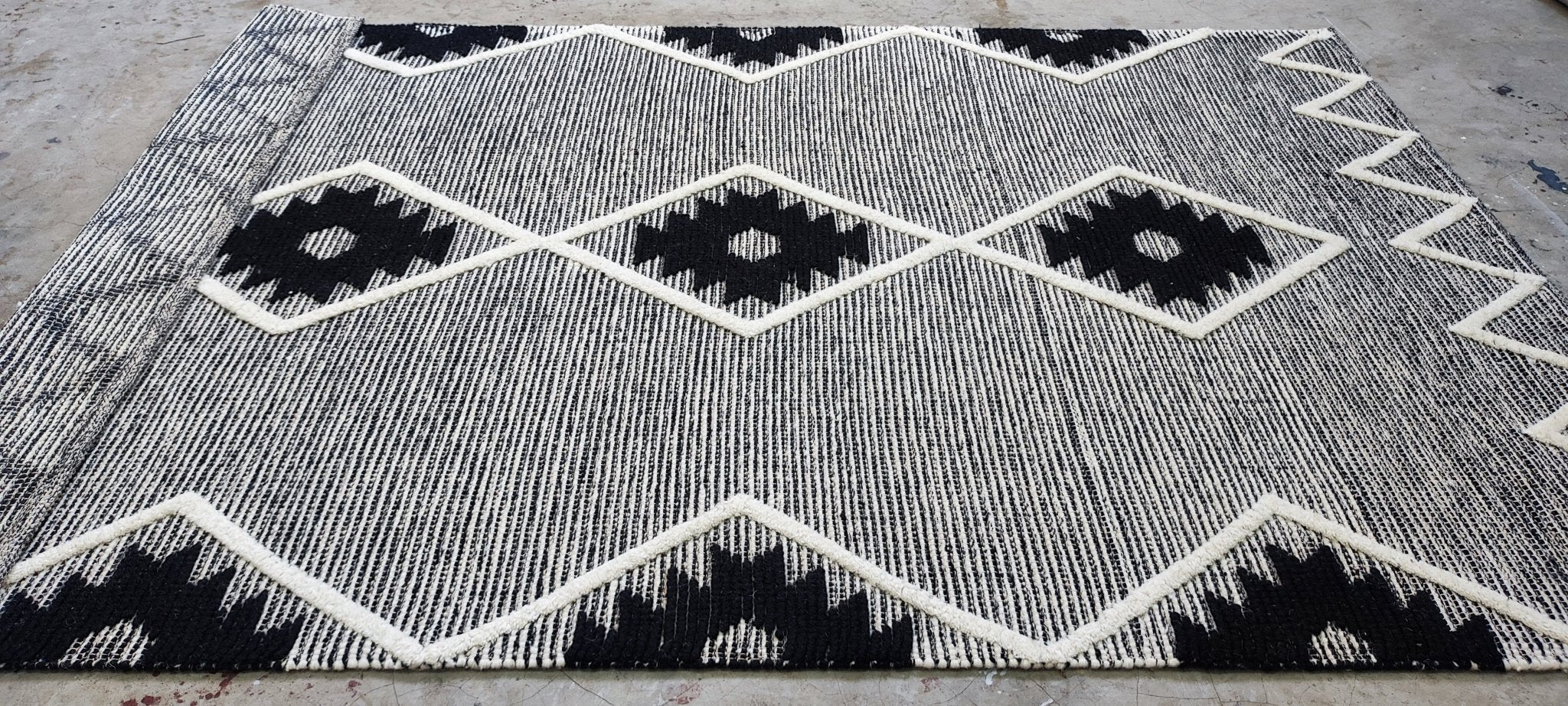 Sukeban 5x8 Handwoven Ivory & Black Modern | Banana Manor Rug Factory Outlet