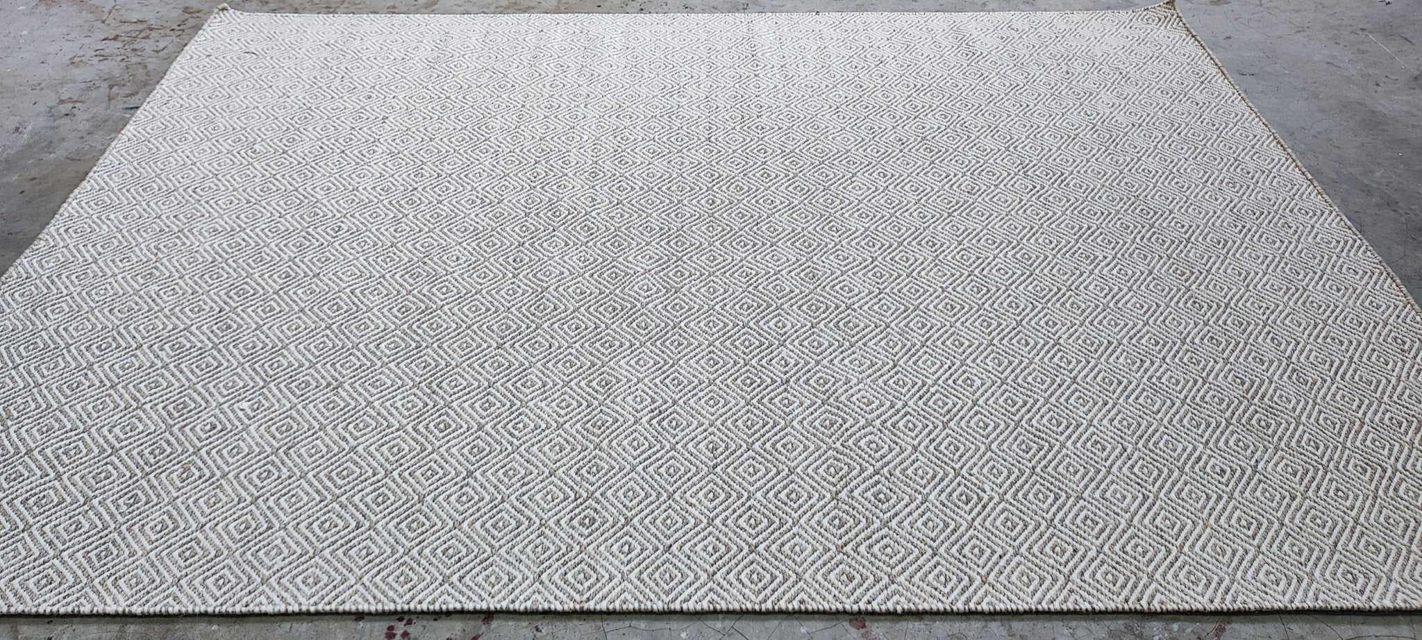 Tava 5.6x7.6 Handwoven Silver & Grey Diamond | Banana Manor Rug Factory Outlet