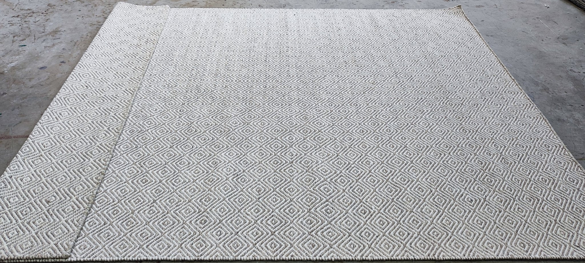 Tava 5.6x7.6 Handwoven Silver & Grey Diamond | Banana Manor Rug Factory Outlet