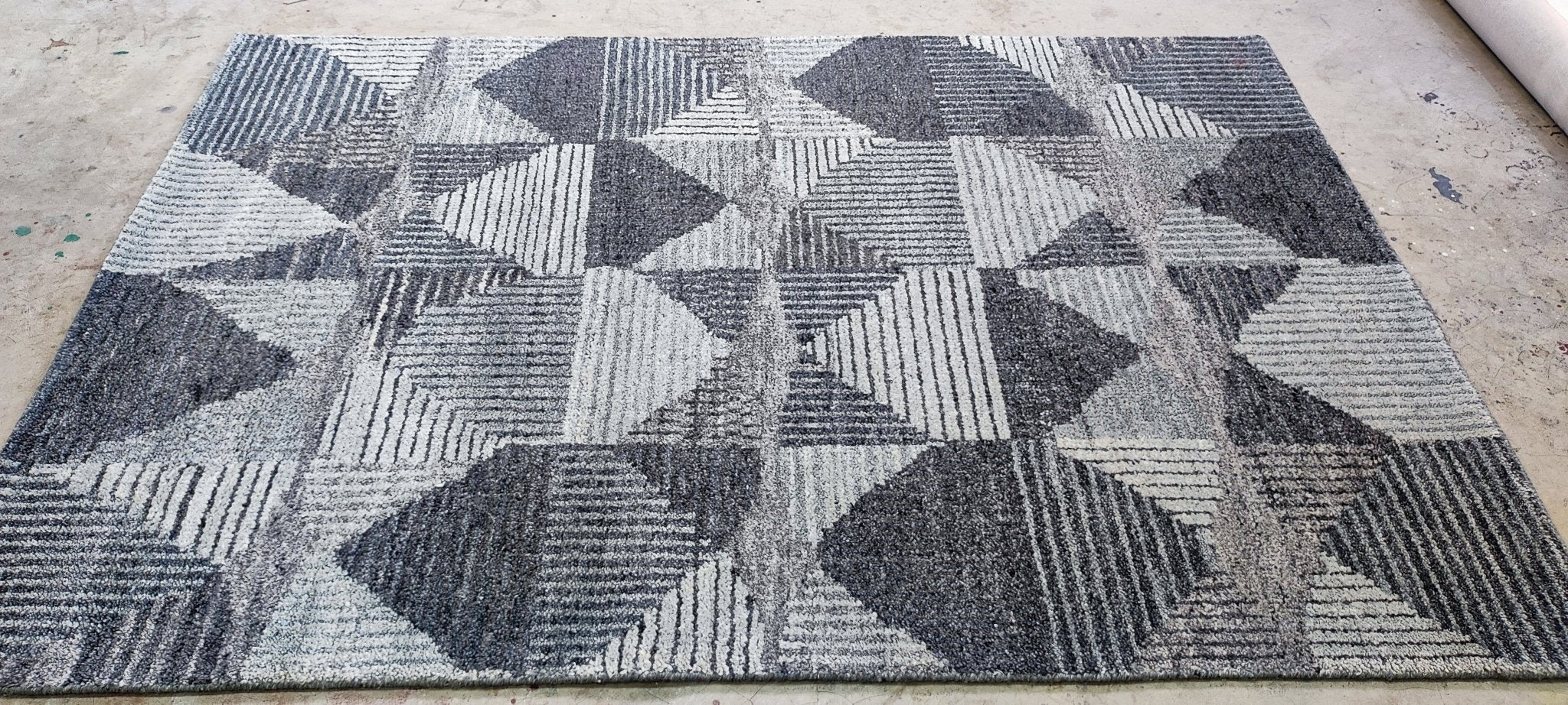 Tess 5.3x7.9 Grey & Silver Hand Knotted | Banana Manor Rug Factory Outlet