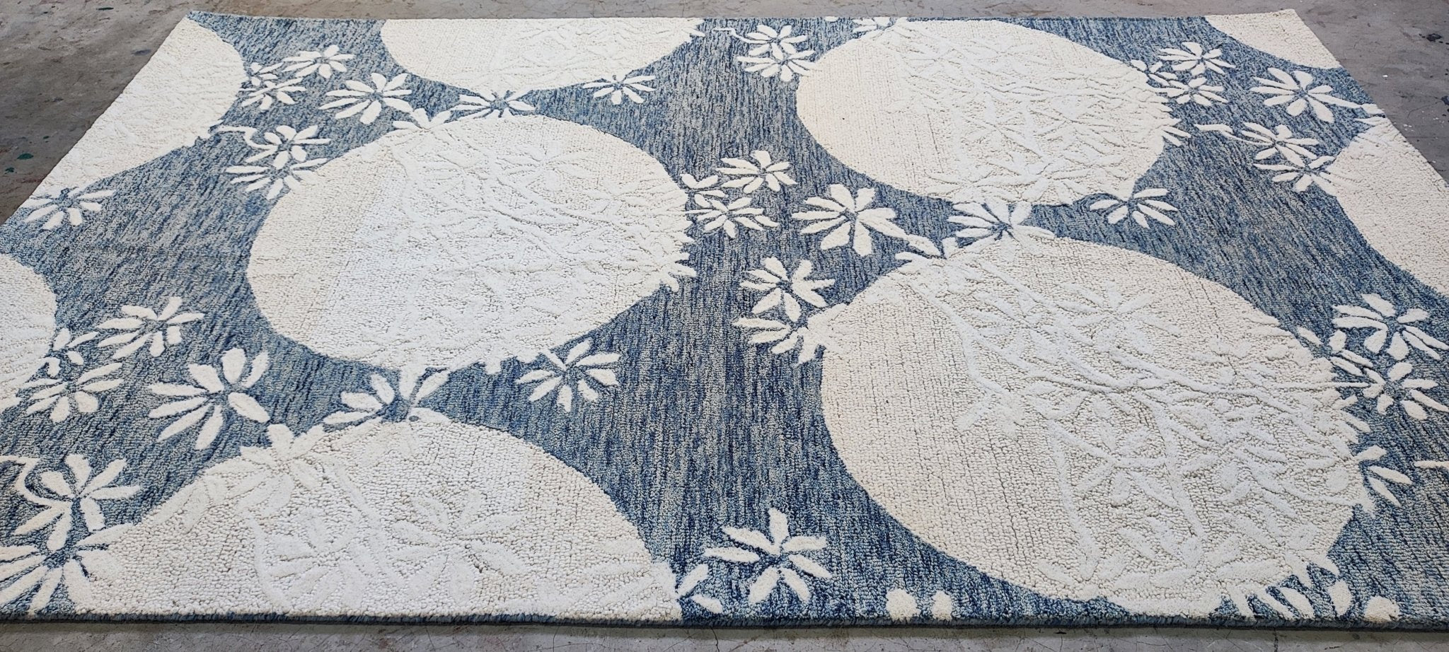 Tippitina's 5x8 Hand-Tufted Medium Blue & Ivory Floral | Banana Manor Rug Factory Outlet
