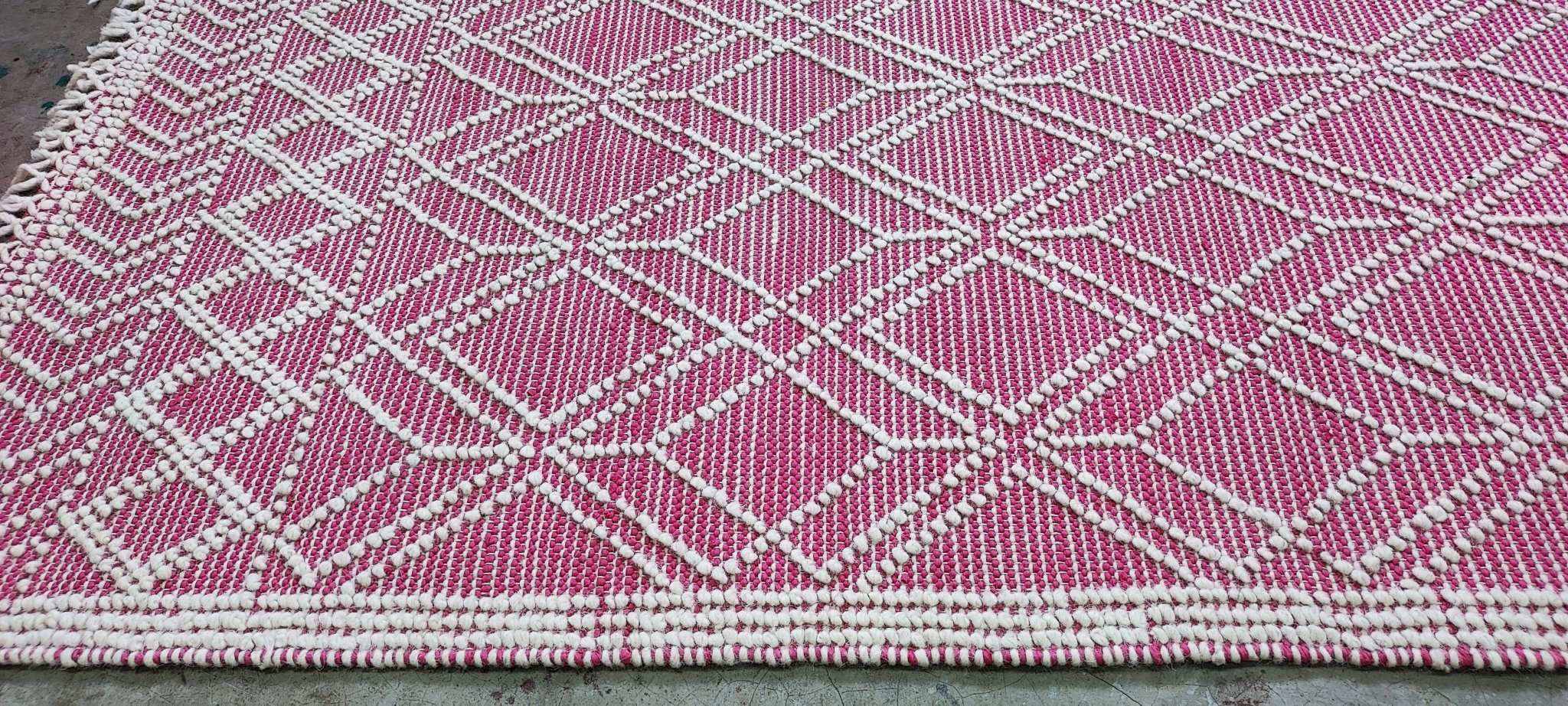 Verret's 5x8 Handwoven Ivory & Pink Loop | Banana Manor Rug Factory Outlet