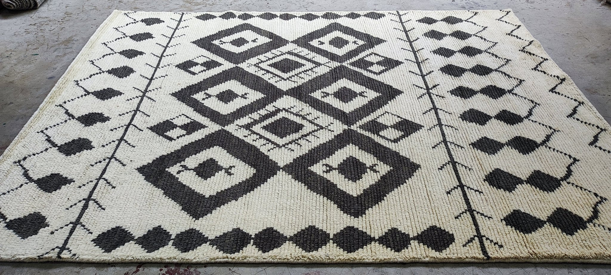 Waldon 5.6x7.6 Hand-Knotted Ivory and Dark Grey Moroccan | Banana Manor Rug Factory Outlet