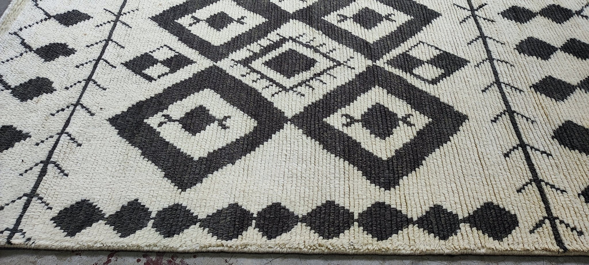 Waldon 5.6x7.6 Hand-Knotted Ivory and Dark Grey Moroccan | Banana Manor Rug Factory Outlet