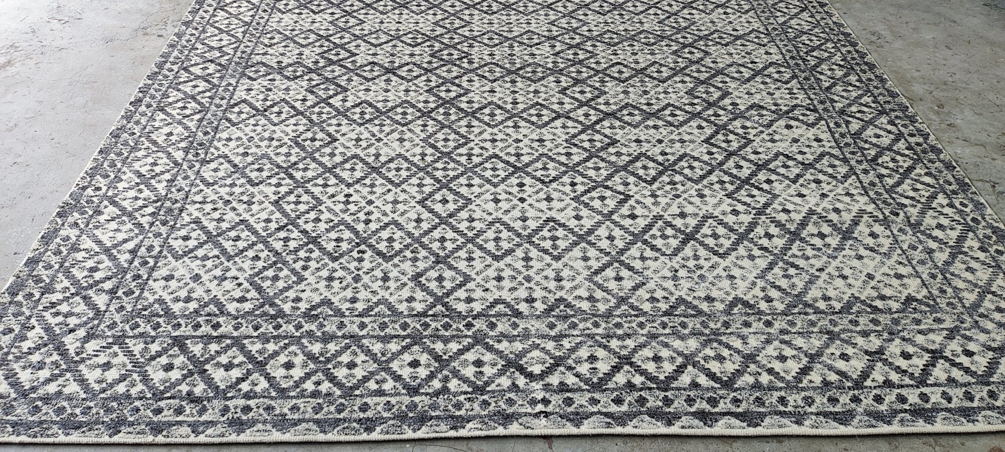 Walker 8x9.9 Hand-Knotted Ivory & Grey Cut Pile | Banana Manor Rug Factory Outlet