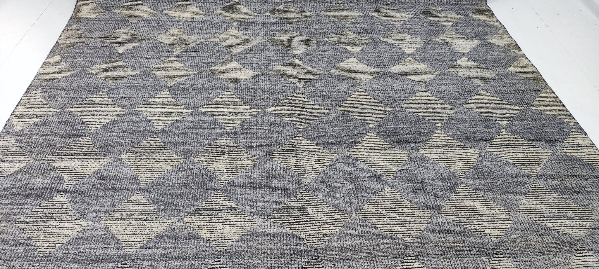 Willie 8.3x10 Hand-Knotted Grey & Ivory High Low | Banana Manor Rug Factory Outlet